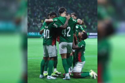 Palmeiras vence Athletico-PR mesmo com um a menos e dorme na liderança do Brasileirão Palmeiras vence Athletico-PR mesmo com um a menos e dorme na liderança do Brasileirão