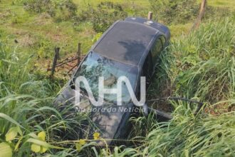 Dois homens ficam feridos após carro sair da pista e cair em bueiro em Rio Branco