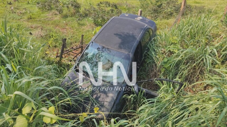 Dois homens ficam feridos após carro sair da pista e cair em bueiro em Rio Branco
