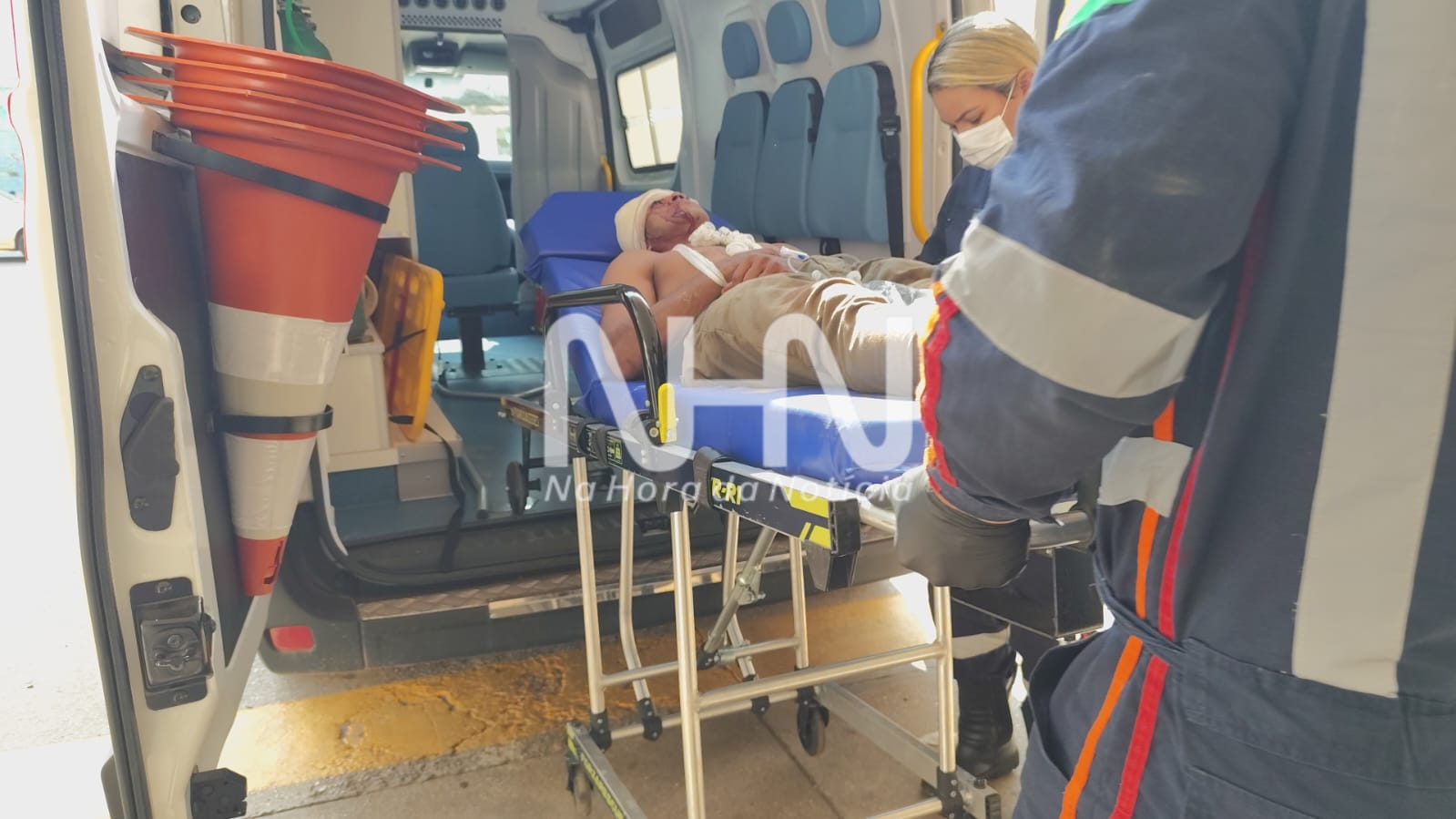 Dois homens ficam feridos após carro sair da pista e cair em bueiro em Rio Branco