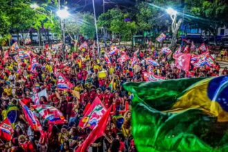 Ato pró-Lula reúne jovens e lideranças na Praça da Revolução em Rio Branco Ato pró-Lula reúne jovens e lideranças na Praça da Revolução em Rio Branco