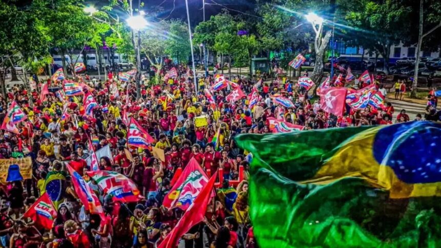 Ato pró-Lula reúne jovens e lideranças na Praça da Revolução em Rio Branco