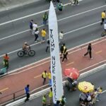 Míssil inflável com frase sobre ataque nuclear ao Brasil é levado a ato de Flávio Bolsonaro em SP Míssil inflável com frase sobre ataque nuclear ao Brasil é levado a ato de Flávio Bolsonaro em SP