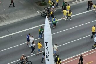 Míssil inflável com frase sobre ataque nuclear ao Brasil é levado a ato de Flávio Bolsonaro em SP