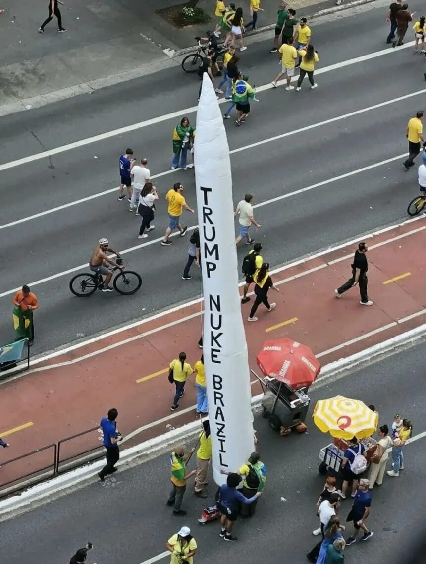 Míssil inflável com frase sobre ataque nuclear ao Brasil é levado a ato de Flávio Bolsonaro em SP Míssil inflável com frase sobre ataque nuclear ao Brasil é levado a ato de Flávio Bolsonaro em SP