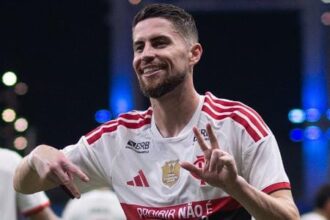 Flamengo atropela o Bahia por 3 a 0 e retoma a liderança do Brasileirão Flamengo atropela o Bahia por 3 a 0 e retoma a liderança do Brasileirão