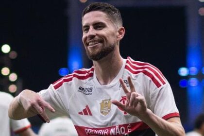 Flamengo atropela o Bahia por 3 a 0 e retoma a liderança do Brasileirão Flamengo atropela o Bahia por 3 a 0 e retoma a liderança do Brasileirão