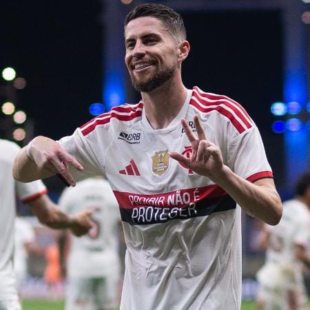 Flamengo atropela o Bahia por 3 a 0 e retoma a liderança do Brasileirão Flamengo atropela o Bahia por 3 a 0 e retoma a liderança do Brasileirão