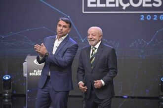 Lula cobra gestão da Covid; Flávio admite falha mas cita violência Lula cobra gestão da Covid; Flávio admite falha mas cita violência