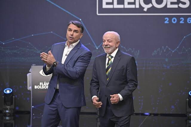 Lula cobra gestão da Covid; Flávio admite falha mas cita violência