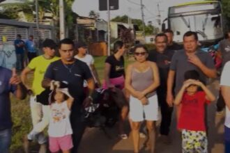Moradores fecham Estrada do Irineu Serra em Rio Branco e cobram recuperação após 15 anos de espera Moradores fecham Estrada do Irineu Serra em Rio Branco e cobram recuperação após 15 anos de espera