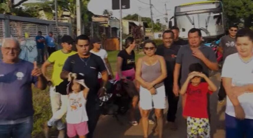 Moradores fecham Estrada do Irineu Serra em Rio Branco e cobram recuperação após 15 anos de espera Moradores fecham Estrada do Irineu Serra em Rio Branco e cobram recuperação após 15 anos de espera