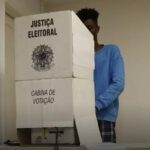 Flávio Bolsonaro venceu em 12 das 13 urnas transferidas de endereço no Acre no primeiro turno Flávio Bolsonaro venceu em 12 das 13 urnas transferidas de endereço no Acre no primeiro turno