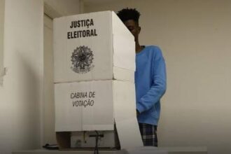 Flávio Bolsonaro venceu em 12 das 13 urnas transferidas de endereço no Acre no primeiro turno Flávio Bolsonaro venceu em 12 das 13 urnas transferidas de endereço no Acre no primeiro turno