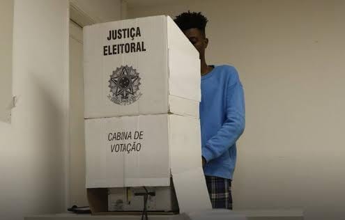 Flávio Bolsonaro venceu em 12 das 13 urnas transferidas de endereço no Acre no primeiro turno Flávio Bolsonaro venceu em 12 das 13 urnas transferidas de endereço no Acre no primeiro turno
