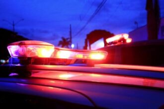 Homem com mandado de prisão é encontrado escondido no forro de loja em Cruzeiro do Sul Homem com mandado de prisão é encontrado escondido no forro de loja em Cruzeiro do Sul