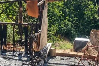 Casa é incendiada em área de disputa de terras em Sena Madureira; moradora perde todos os bens