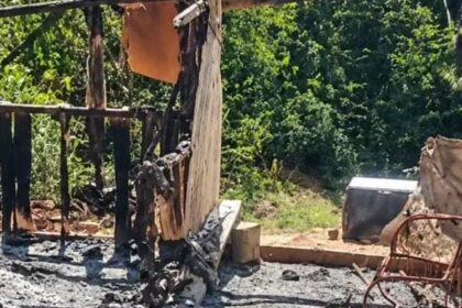 Casa é incendiada em área de disputa de terras em Sena Madureira; moradora perde todos os bens Casa é incendiada em área de disputa de terras em Sena Madureira; moradora perde todos os bens