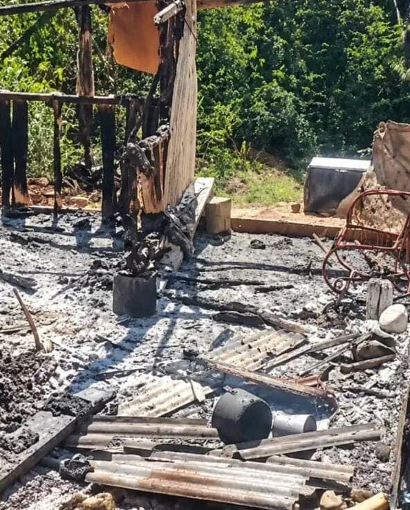 Casa é incendiada em área de disputa de terras em Sena Madureira; moradora perde todos os bens Casa é incendiada em área de disputa de terras em Sena Madureira; moradora perde todos os bens