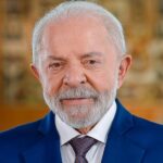 Lula entrega ao TSE pedido de quebra de seu sigilo e desafia Flávio Bolsonaro a fazer o mesmo Lula entrega ao TSE pedido de quebra de seu sigilo e desafia Flávio Bolsonaro a fazer o mesmo