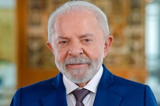 Lula entrega ao TSE pedido de quebra de seu sigilo e desafia Flávio Bolsonaro a fazer o mesmo Lula entrega ao TSE pedido de quebra de seu sigilo e desafia Flávio Bolsonaro a fazer o mesmo