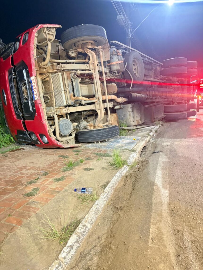Motorista embriagado tomba carreta ao tentar evitar acidente com motocicleta na Via Chico Mendes, em Rio Branco