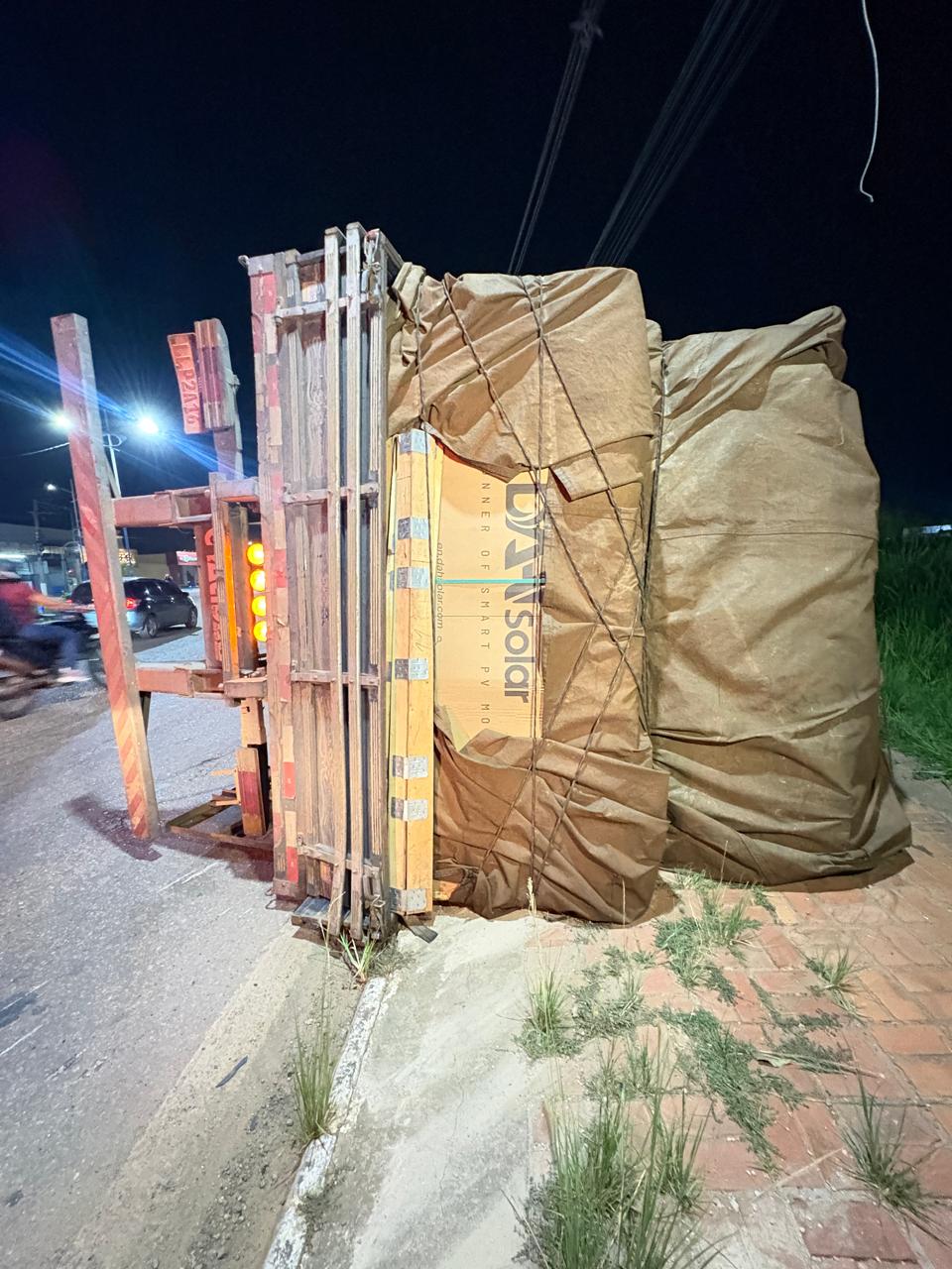 Motorista embriagado tomba carreta ao tentar evitar acidente com motocicleta na Via Chico Mendes, em Rio Branco