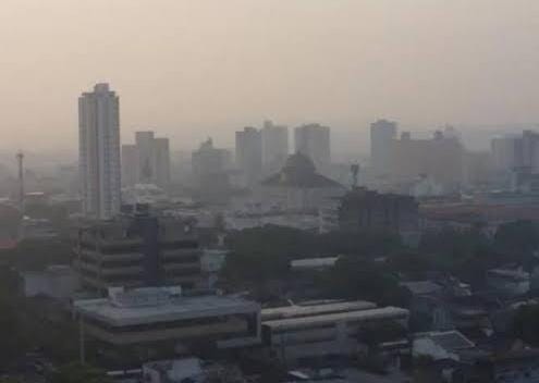 Fumaça de queimadas degrada ar em Manaus; prefeitura orienta uso de máscaras e evitação de ambientes externos