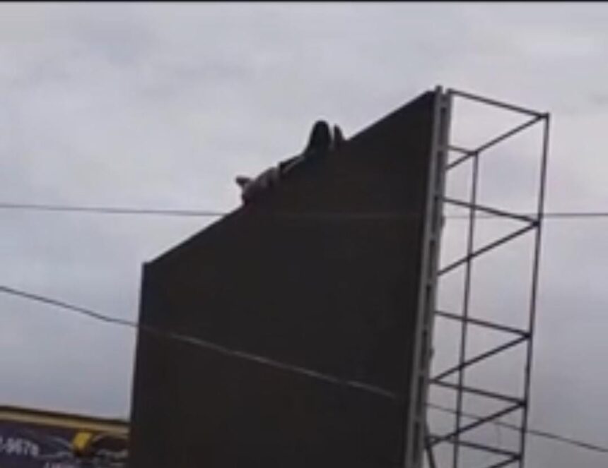 Homem é resgatado após dormir no topo de telão de LED em Cruzeiro do Sul Homem é resgatado após dormir no topo de telão de LED em Cruzeiro do Sul