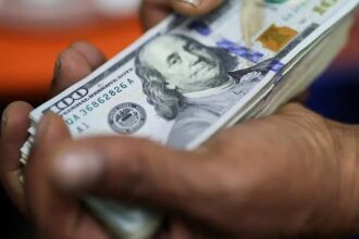 Dólar cai para R$ 5,01 e Ibovespa supera os 208 mil pontos nesta terça-feira