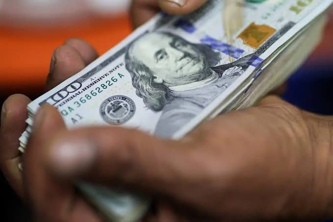 Dólar cai para R$ 5,01 e Ibovespa supera os 208 mil pontos nesta terça-feira