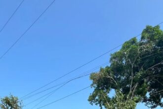 Poste danificado é substituído e energia retorna em Plácido de Castro após mais de 27 horas de interrupção