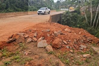 Ponte sobre Igarapé Cafezal é interditada em Sena Madureira após denúncias de risco estrutural