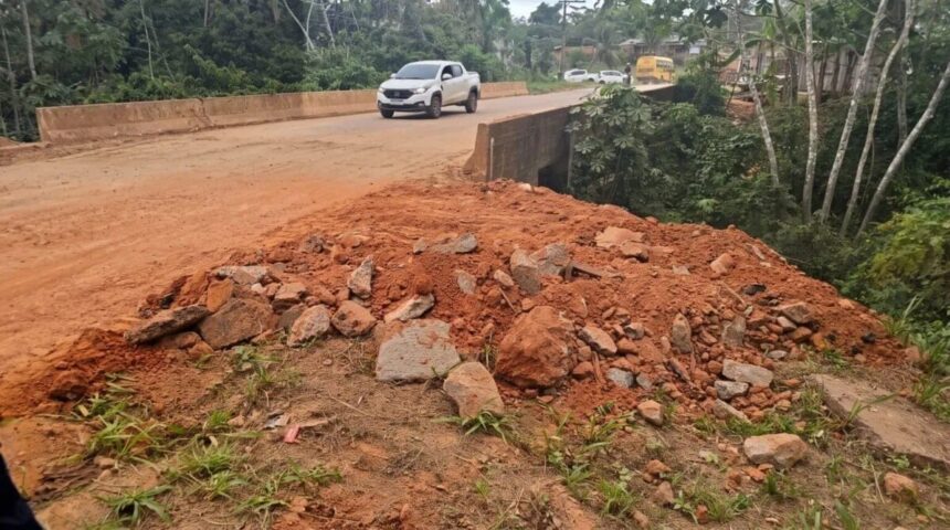 Ponte sobre Igarapé Cafezal é interditada em Sena Madureira após denúncias de risco estrutural