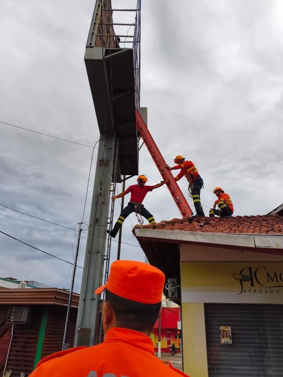 Homem sobe 10m em telão no Acre alegando perseguição e é resgatado dormindo
