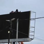 Homem sobe 10m em telão no Acre alegando perseguição e é resgatado dormindo