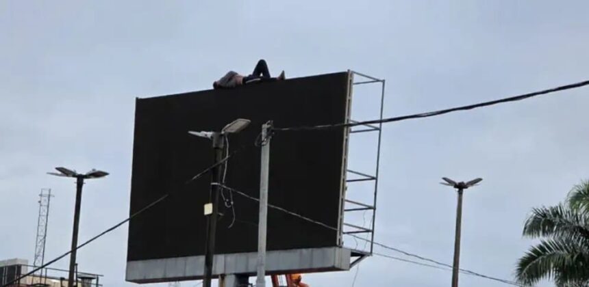 Homem sobe 10m em telão no Acre alegando perseguição e é resgatado dormindo
