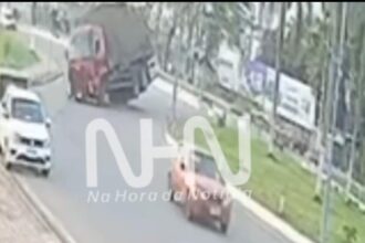 Vídeo mostra tombamento de carreta e levanta dúvidas sobre versão apresentada por motorista em Rio Branco Vídeo mostra tombamento de carreta e levanta dúvidas sobre versão apresentada por motorista em Rio Branco