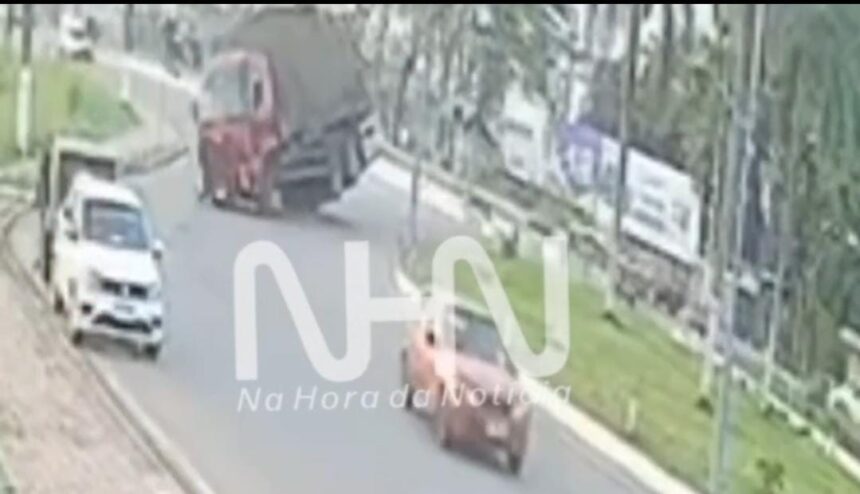 Vídeo mostra tombamento de carreta e levanta dúvidas sobre versão apresentada por motorista em Rio Branco Vídeo mostra tombamento de carreta e levanta dúvidas sobre versão apresentada por motorista em Rio Branco
