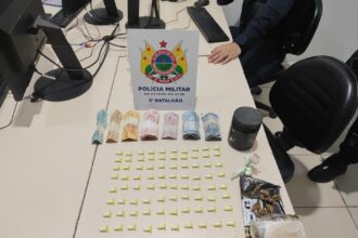 Jovem de 19 anos é preso com maconha, cocaína e dinheiro durante ação do Tático do 3° Batalhão em Rio Branco Jovem de 19 anos é preso com maconha, cocaína e dinheiro durante ação do Tático do 3° Batalhão em Rio Branco