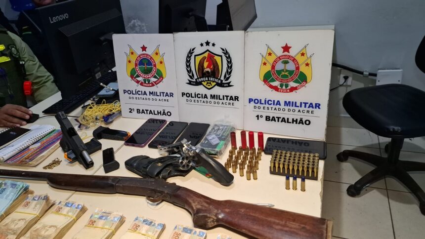 Polícia apreende armas, munições, fardamentos militares e R$ 56 mil em investigação sobre agiotagem em Rio Branco