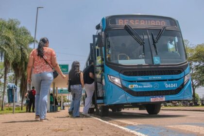 Após registros de vandalismo, prefeitura pede ajuda da população para conservar ônibus em Rio Branco