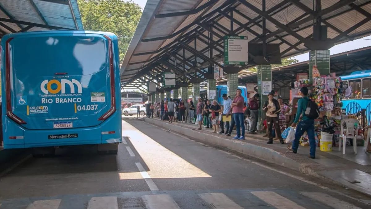 Após registros de vandalismo, prefeitura pede ajuda da população para conservar ônibus em Rio Branco