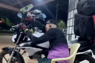 Vídeo de motoboy dormindo em moto no Acre emociona e gera debate sobre jornada de trabalho Vídeo de motoboy dormindo em moto no Acre emociona e gera debate sobre jornada de trabalho