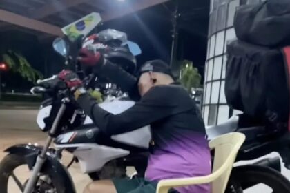 Vídeo de motoboy dormindo em moto no Acre emociona e gera debate sobre jornada de trabalho