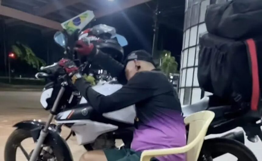 Vídeo de motoboy dormindo em moto no Acre emociona e gera debate sobre jornada de trabalho
