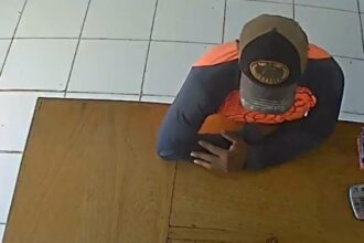Criminoso armado invade comércio, rouba R$ 100 e celular e foge em Tarauacá