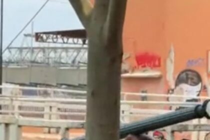 Homem é flagrado carregando poste nas costas pelo centro de Rio Branco