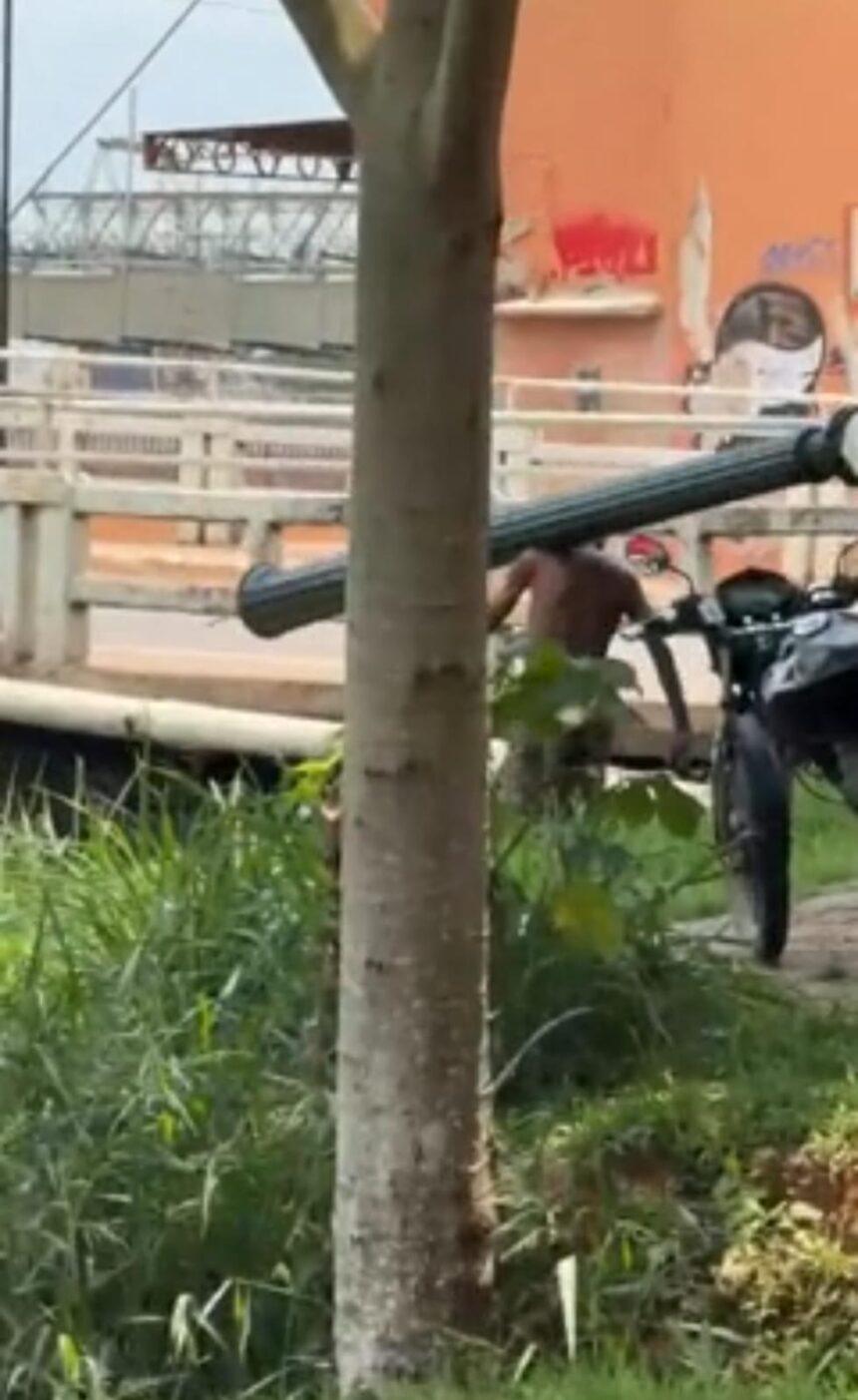 Homem é flagrado carregando poste nas costas pelo centro de Rio Branco Homem é flagrado carregando poste nas costas pelo centro de Rio Branco