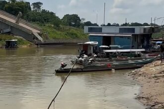 Quatro meses após queda de ponte em Sena Madureira, moradores ainda dependem de catraias Quatro meses após queda de ponte em Sena Madureira, moradores ainda dependem de catraias